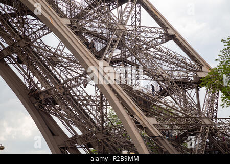 Parigi/Francia - 22 Aprile 2017: persone salendo la Torre Eiffel scale Foto Stock