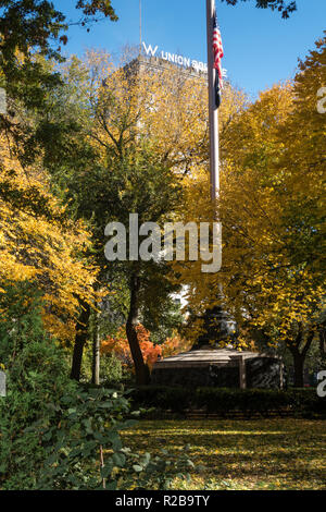 Union Square Park in autunno è inondata di giallo caduta foglie, NYC, STATI UNITI D'AMERICA Foto Stock