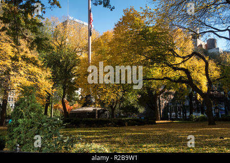 Union Square Park in autunno è inondata di giallo caduta foglie, NYC, STATI UNITI D'AMERICA Foto Stock