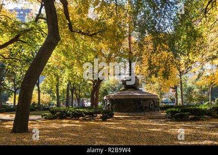 Union Square Park in autunno è inondata di giallo caduta foglie, NYC, STATI UNITI D'AMERICA Foto Stock