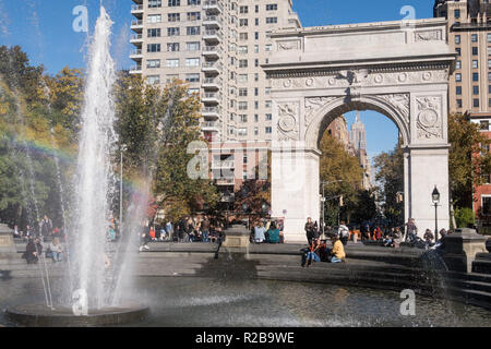 Washington Square Arch e fontana, Washington Square Park, Greenwich Village, NYC Foto Stock