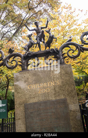 La Lehman cancelli sono una scultura in bronzo Landmark presso lo Zoo dei Bambini nel Central Park di New York City, Stati Uniti d'America Foto Stock