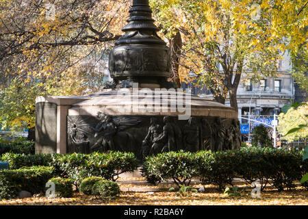 Union Square Park in autunno è inondata di giallo caduta foglie, NYC, STATI UNITI D'AMERICA Foto Stock