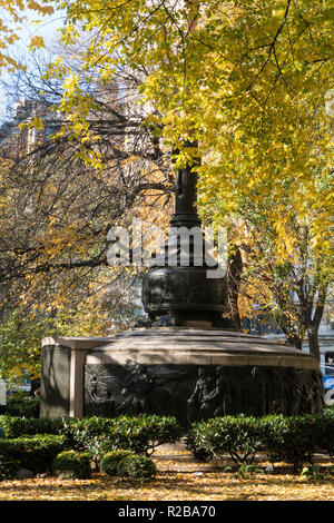 Union Square Park in autunno è inondata di giallo caduta foglie, NYC, STATI UNITI D'AMERICA Foto Stock