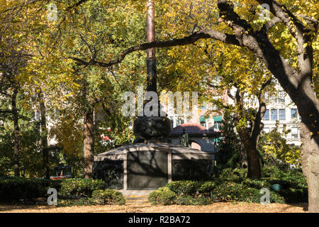 Union Square Park in autunno è inondata di giallo caduta foglie, NYC, STATI UNITI D'AMERICA Foto Stock