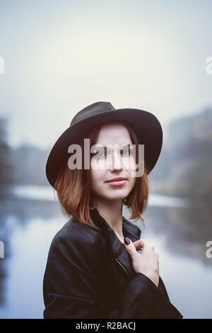 I Capelli rossi ragazza in un cappello Foto Stock