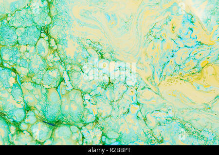 Bellissimo sfondo astratto. Pittura Acrilica. Texture in marmo. Verde mista e vernici di colore giallo . Il design contemporaneo. Inusuale tecnica. Colori brillanti Foto Stock