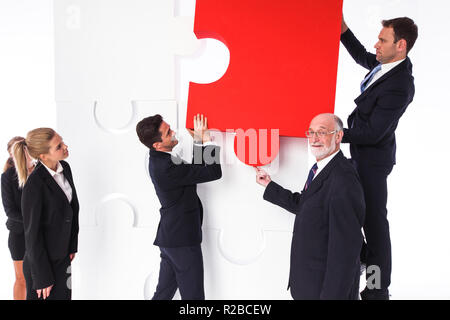 Team aziende assemblaggio grande puzzle isolati su sfondo bianco Foto Stock