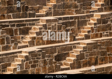 Dettaglio delle scale di Chand Baori scale a Abhaneri in Rajasthan Foto Stock