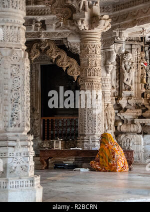 Donna che prega per Ranakpur Jain Temple Foto Stock