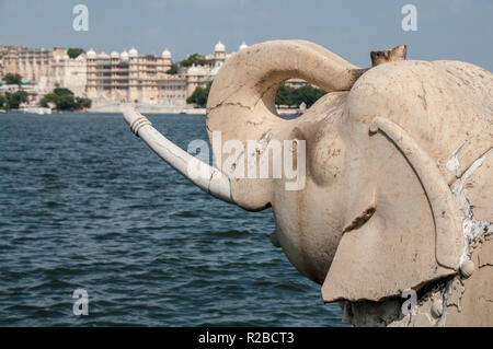 Elphant pietra in Jag Mandir sul lago Pichola Foto Stock
