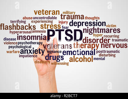 Posttraumatic Stress Disorder - PTSD, word cloud e la mano con il concetto di marcatore su sfondo bianco. Foto Stock