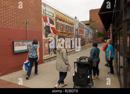 Ognuno ama una parata murale pubblico Burlington Vermont Foto Stock