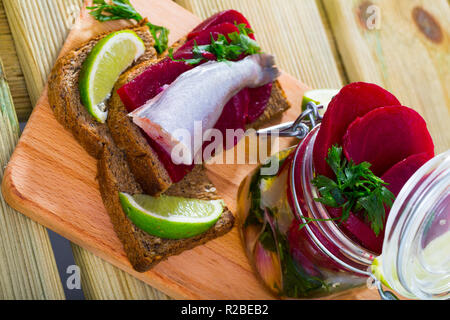 Decapati poutassou in casalingo marinata di olio di oliva e il succo di lime con spezie, cipolla e della barbabietola da zucchero Foto Stock