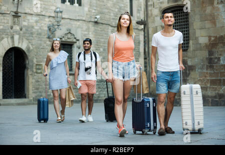 Buon viaggio giovane tenendo promenade e trascinando le valigie in estate Foto Stock