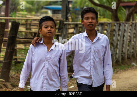 Don Det, Laos - Aprile 24, 2018: Scuola ragazzi camminare insieme attraverso un remoto villaggio nel sud Laos Foto Stock