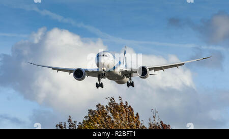 Londra, Inghilterra - Novembre 2018: un ampio angolo di visione di un El Al Boeing 787 Dreamliner jet attorno alla terra all'Aeroporto di Londra Heathrow. Foto Stock