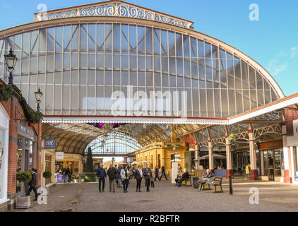 WINDSOR, Inghilterra - Novembre 2018: ingresso al Windsor Royal Shopping Centre a Windsor in centro città. Foto Stock