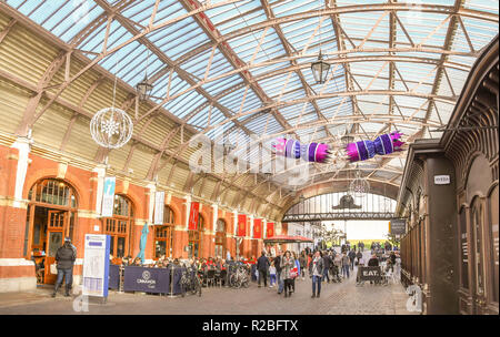 WINDSOR, Inghilterra - Novembre 2018: vista dell'interno del Windsor Royal Shopping Centre a Windsor in centro città. Foto Stock