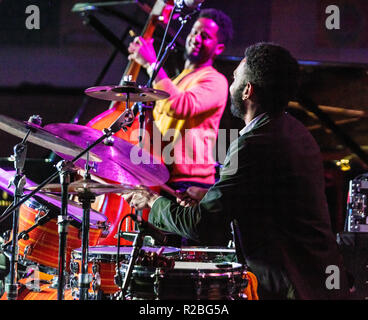 MARK WHITFIELD JR. gioca drumms per TIA FULLER'S Taglio diamante effettuando in corrispondenza della 61a Monterey Jazz Festival - Monterey, California Foto Stock