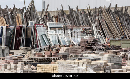 Rifiuti riutilizzabili da vecchie case ed edifici Foto Stock