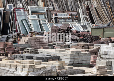 Rifiuti riutilizzabili da vecchie case ed edifici Foto Stock