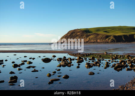 St api testa su una bella giornata autunnale con cielo azzurro e riflessione acqua -St api, Whitehaven, Cumbria Foto Stock