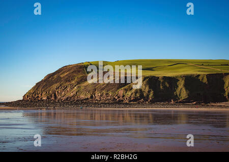 St api testa su una bella giornata autunnale con cielo blu chiaro -St api, Whitehaven, Cumbria Foto Stock