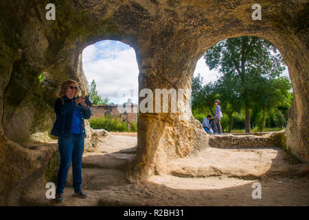 I turisti a San Vicente grotta chiesa. Cervera de Pisuerga, provincia di Palencia, Spagna. Foto Stock