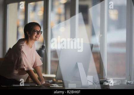 Donna dal computer Foto Stock