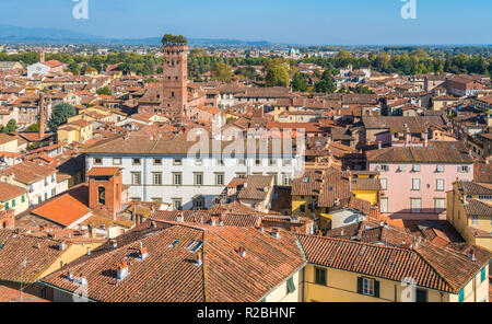 Vista panoramica di Lucca, con la famosa Torre Guinigi. Toscana, Italia. Foto Stock