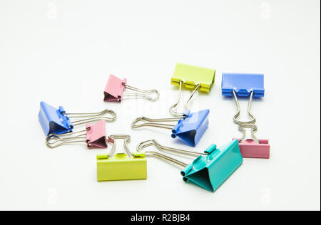 Carta colorata clip sparsi su sfondo bianco Foto Stock