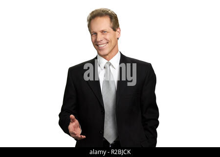 Ritratto di Gentile imprenditore con braccio fuori. Bello imprenditore con mano benvenuto gesto isolato su sfondo bianco. Foto Stock