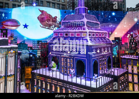 NEW YORK CITY - 17 dicembre 2017: Vista di Macy's Department Store di Herald Square a Manhattan con holiday finestra visualizza Foto Stock