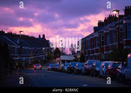 Newcastle/Inghilterra - 27 Gennaio 2018: viola e arancione tramonto Heaton Simonside Terrazza Foto Stock