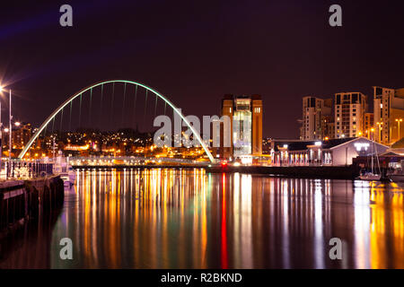 Newcastle upon Tyne/Inghilterra - 9 Aprile 2014: Gateshead Millennium Bridge di notte Foto Stock