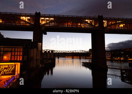 Newcastle upon Tyne/Inghilterra - 10 Ottobre 2014: Tramonto sul Tyne, Livello elevato di Bridge di notte Foto Stock