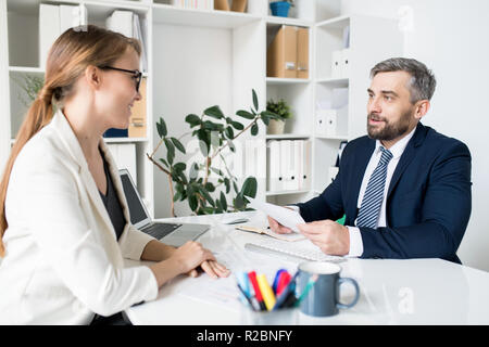 HR manager intervistando il candidato al lavoro Foto Stock