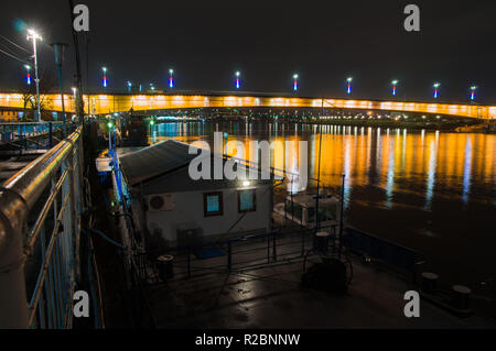 A Belgrado, in Serbia, 18 Novembre 2017: Brankov's Bridge Tiro di notte Foto Stock