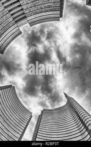 Milano - MARZO 30: vista dal fondo alla cima della torre di Unicredit complessa, iconico grattacieli, parte di un gruppo di edifici aziendali in Piazza Gae Aule Foto Stock