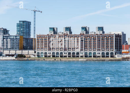 Edificio in Montreal, sulla riva del fiume San Lorenzo Foto Stock