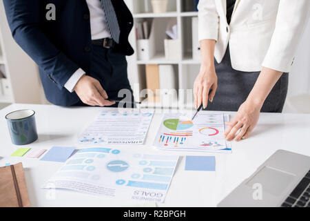 Gli esperti di Business schema di analisi insieme Foto Stock