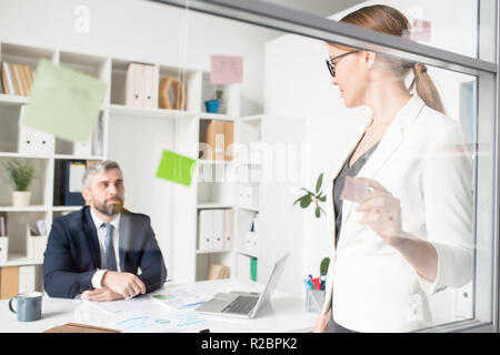 Business lady presentando idea al direttore creativo Foto Stock