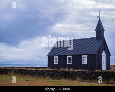 Nero chiesa di legno vicino a Budir, Islanda Foto Stock