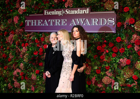 Vanessa Redgrave, Joely Richardson e Daisy Bevan (sinistra-destra) frequentando l'Evening Standard Theatre Awards 2018 al Theatre Royal Drury Lane in Covent Garden di Londra. Foto Stock