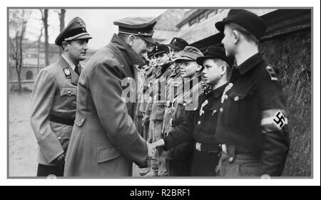 BERLINO Adolf Hitler verso la fine della seconda guerra mondiale una delle ultime apparizioni pubbliche e l'immagine dell'incontro di Adolf Hitler e dell'assegnazione di medaglie a Hitler Jugend, giovane appassionato indottrinato forza di combattimento giovanile attiva in prima linea, la Gioventù hitleriana fu usata come “foraggio di cannoni” per rallentare l’avanzata dell’esercito russo sulla Berlino nazista, Germania, aprile 1945, seconda guerra mondiale Foto Stock