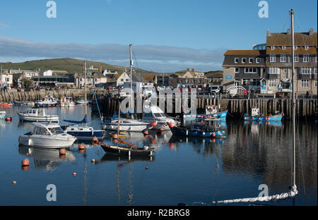 Barche ormeggiate a Bridport Harbour, West Bay, Dorset. Foto Stock