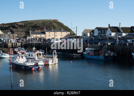 Barche ormeggiate a Bridport Harbour, West Bay, Dorset. Foto Stock