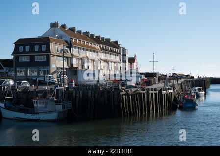 Barche ormeggiate a Bridport Harbour, West Bay, Dorset. Foto Stock