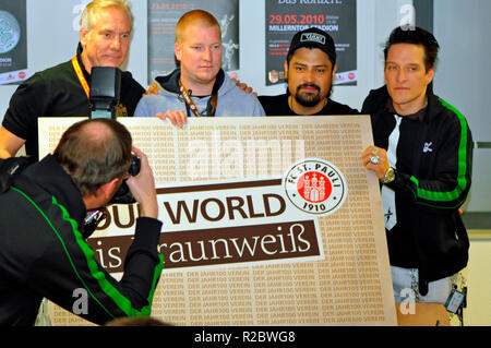 PK FC St Pauli mit Bela B. zur Einhundertjahr-Geburtstagsfeier am Millerntor, Amburgo, Deutschland Foto Stock